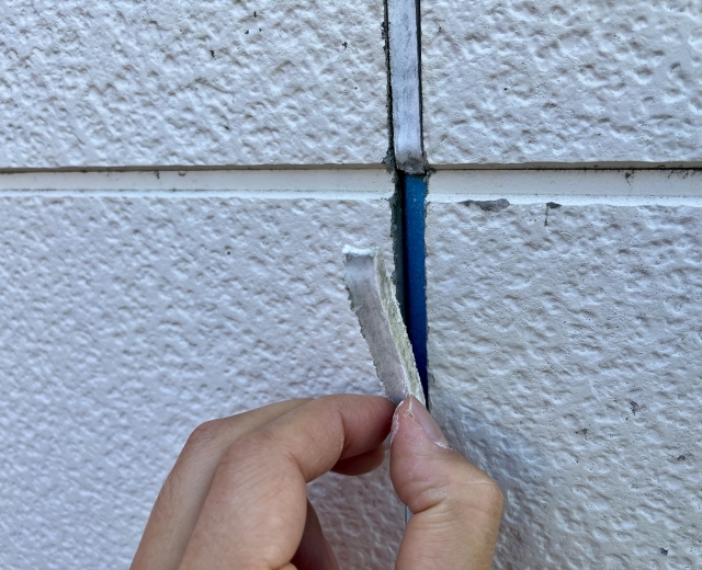 コーキングをはがす