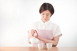 お茶を入れる女性