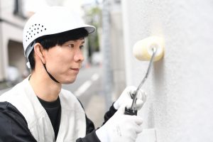 塗装をする男性作業員