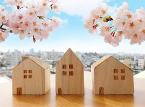 桜と積木の家と街並み