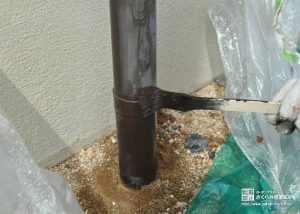 汚れた雨樋を塗装中