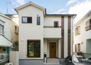縦方向にアクセントの入った外壁