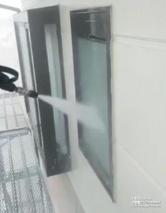 2階の窓の高圧洗浄の様子