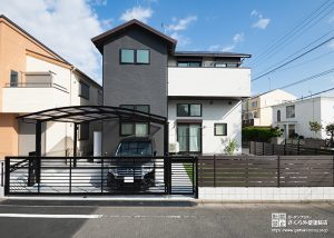 黒×白のツートンカラーの家