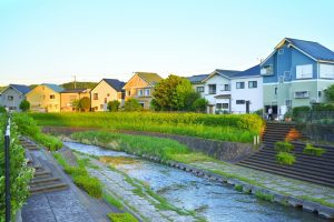 川沿いの家