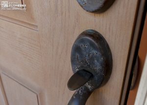 玄関ドアの銅の取っ手