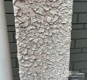 セラミック塗料の塗膜が経年劣化で剥離している外壁