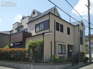 雨樋などの付帯物にアクセントカラーを取り入れたお住まい