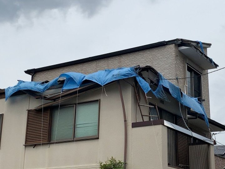 戸建て住宅と台風対策のブルーシート