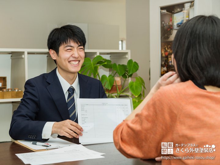 見積書の説明する外壁塗装業者と施主