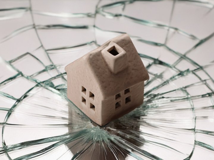 家とひび割れ