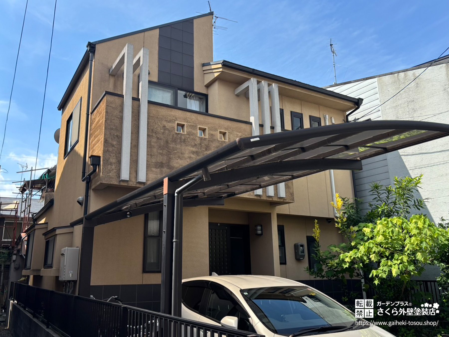 経年によるくすみが目立つ家