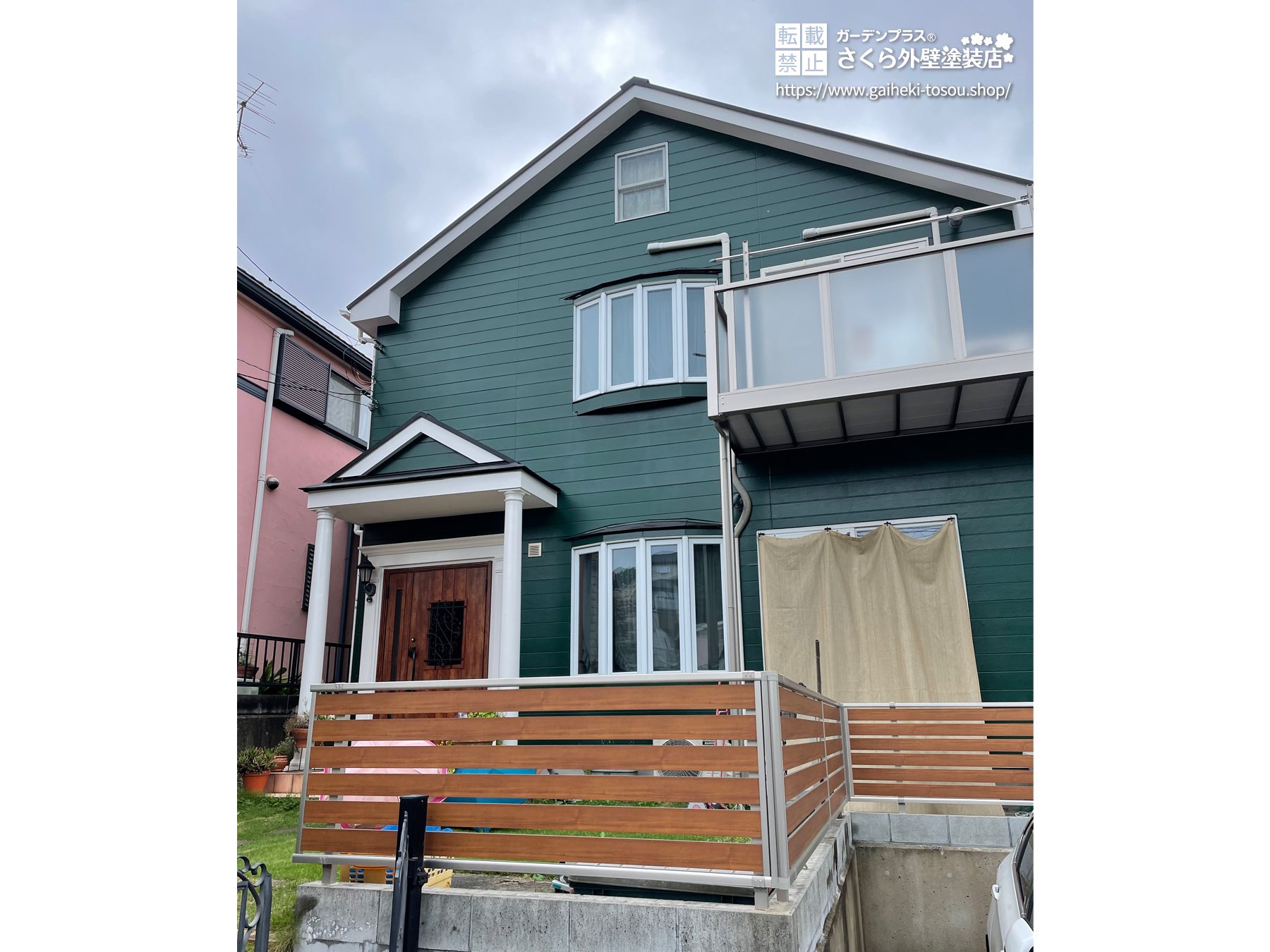 グリーン外壁に木調ドアと木調フェンスを合わせた家