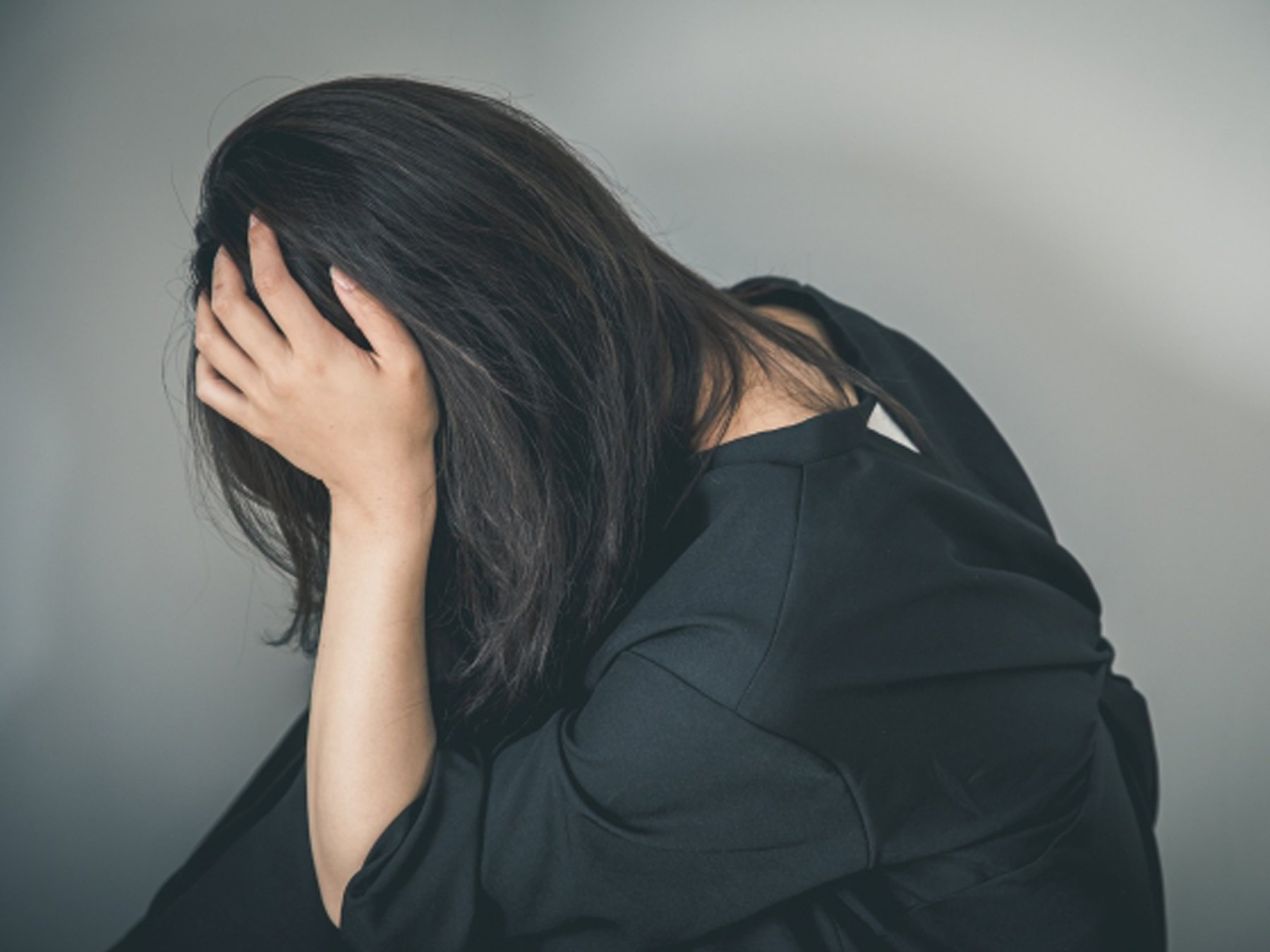 外壁リフォームを失敗して頭を抱える女性