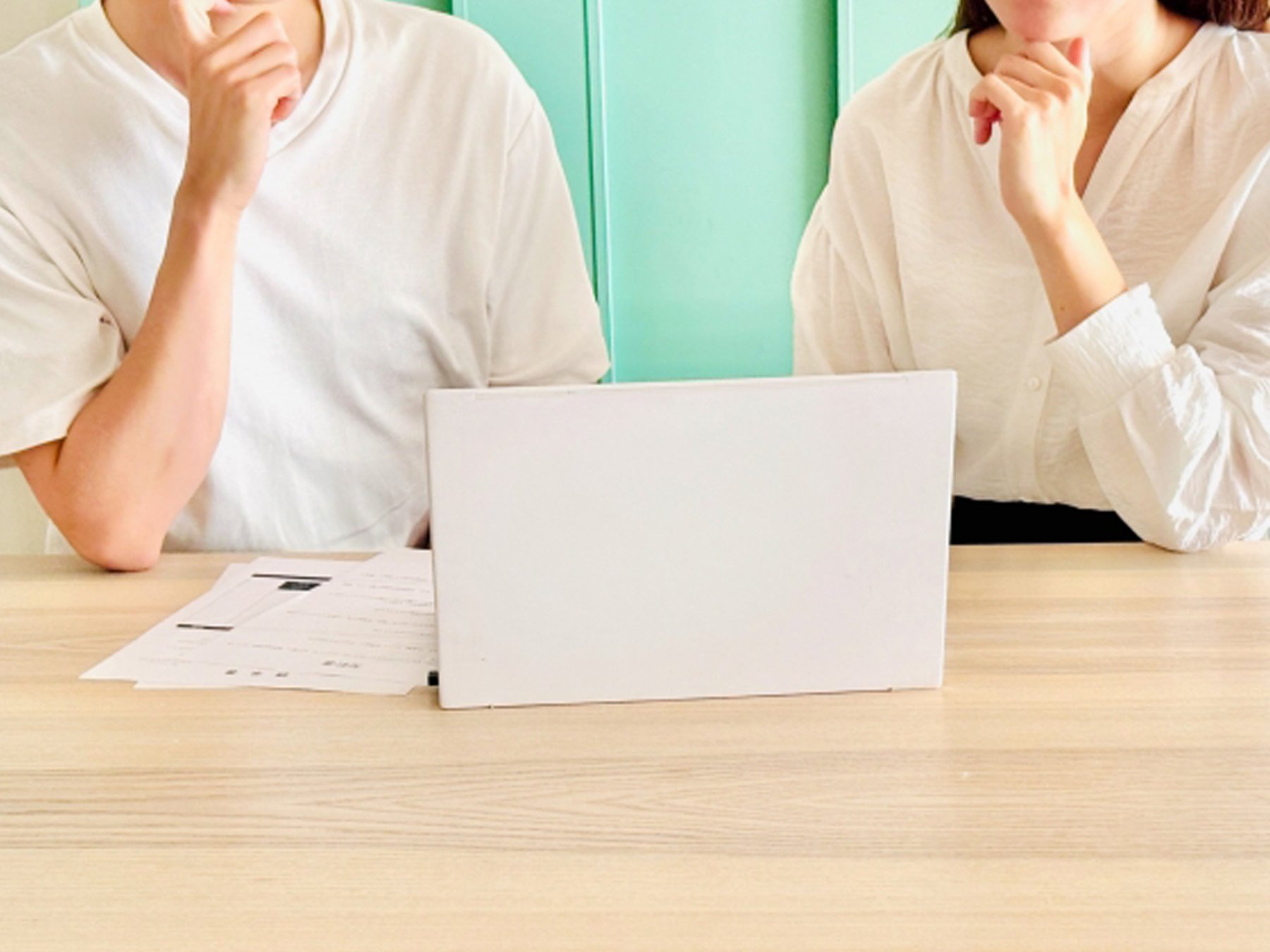 外壁リフォームの相談をする夫婦