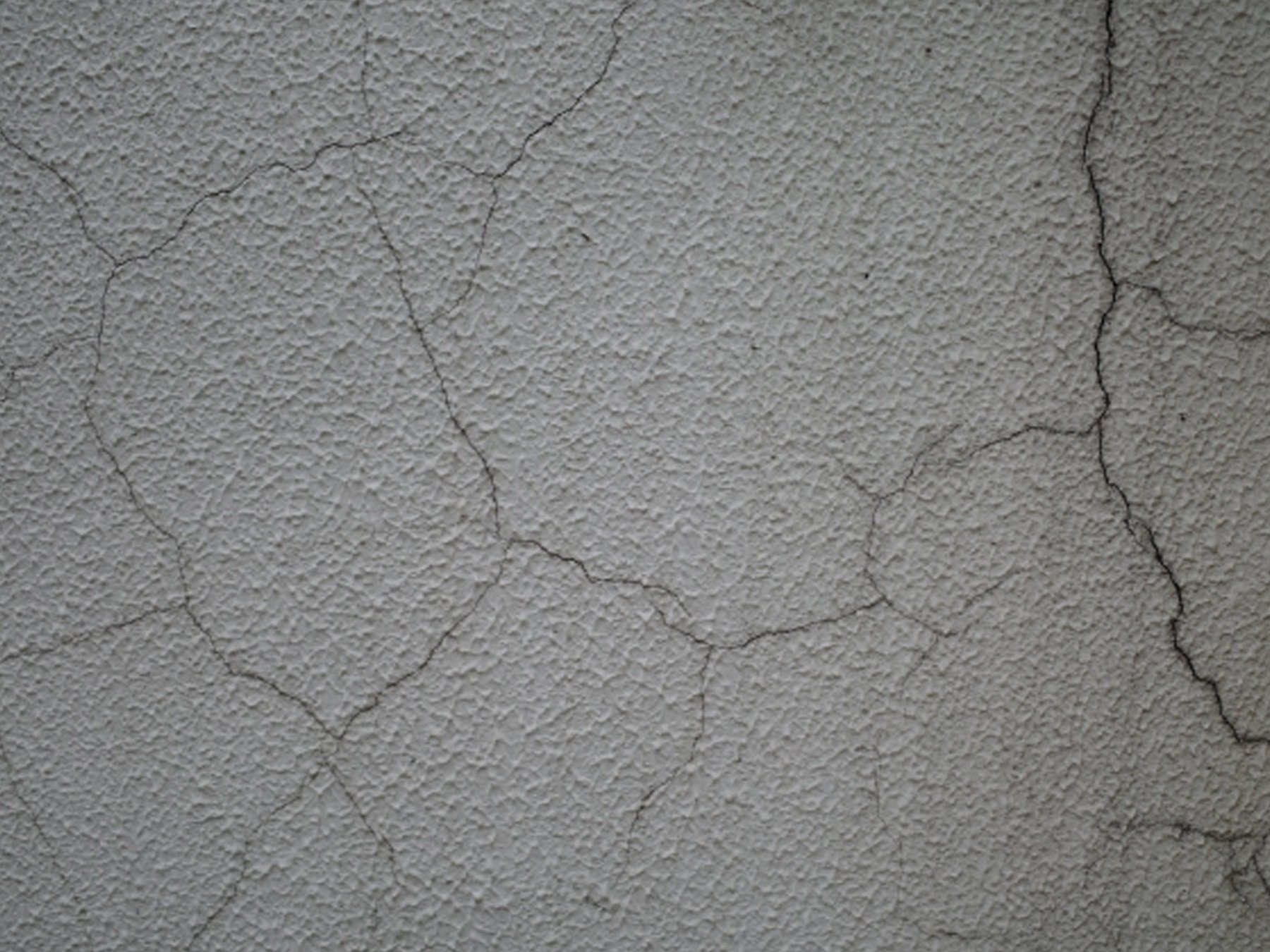 たくさんのひび割れがあるモルタル外壁