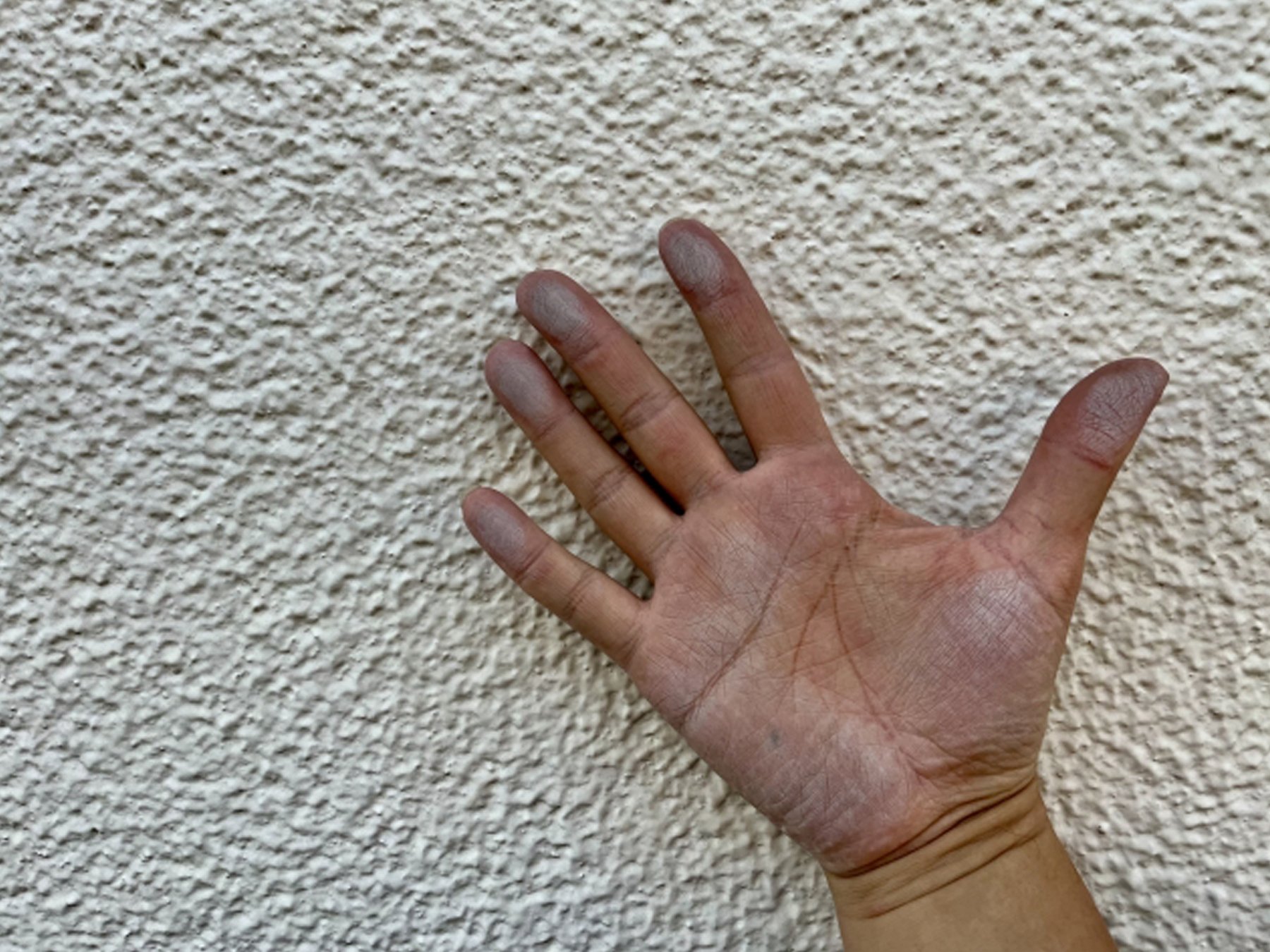 チョーキング現象が起きているモルタル外壁