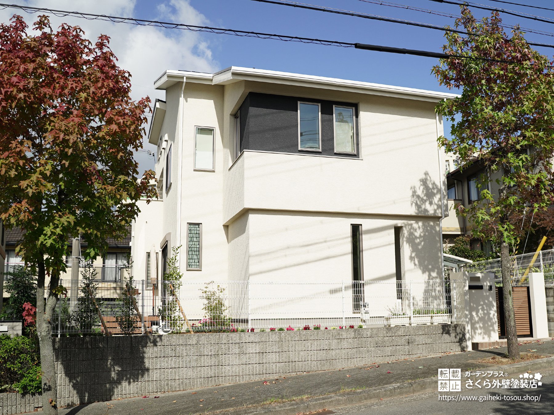 モダンなツートンカラーのモルタル外壁の住宅