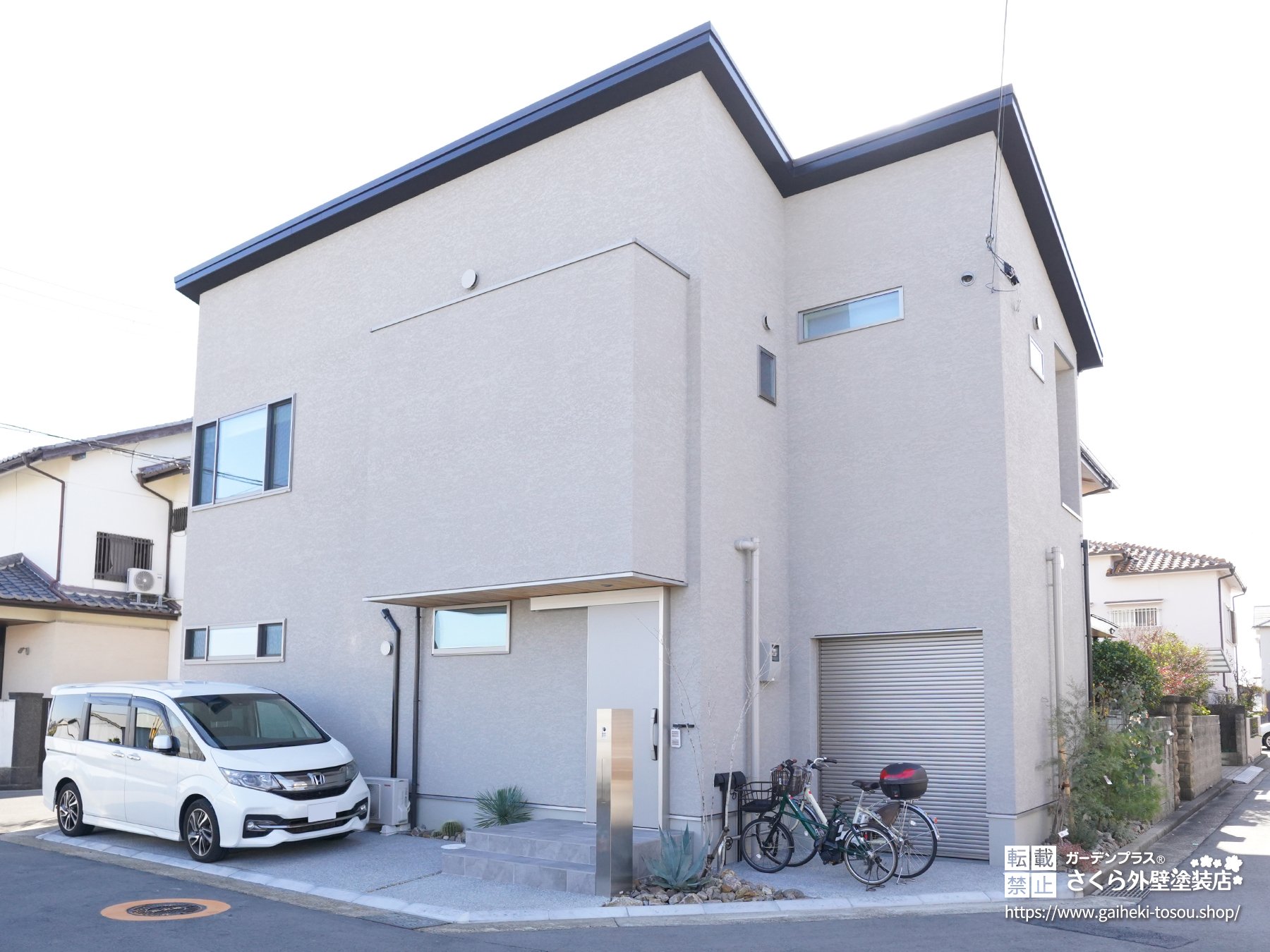 スタイリッシュな白いモルタル外壁の住宅