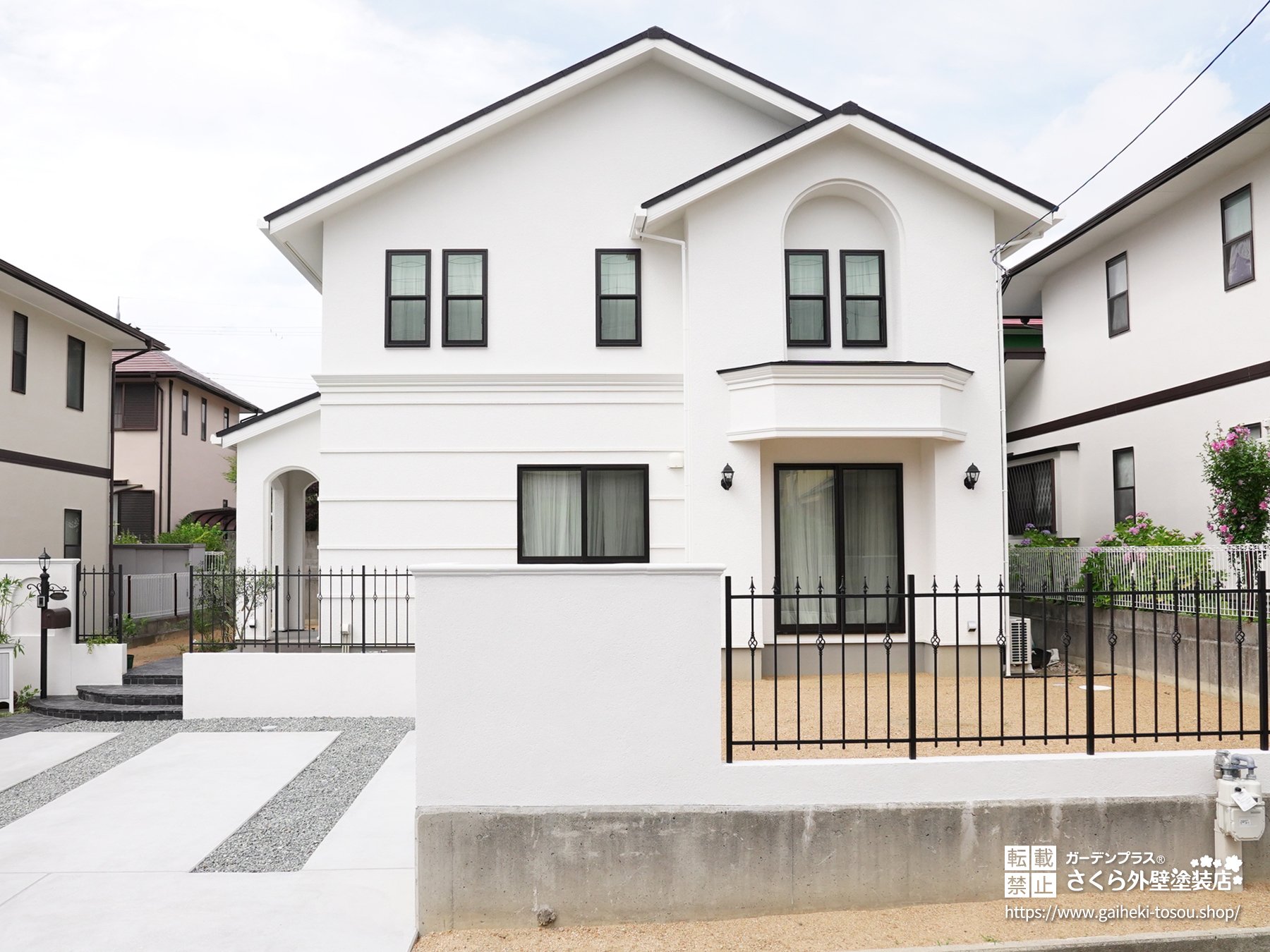 高級感のある白いモルタル外壁の住宅