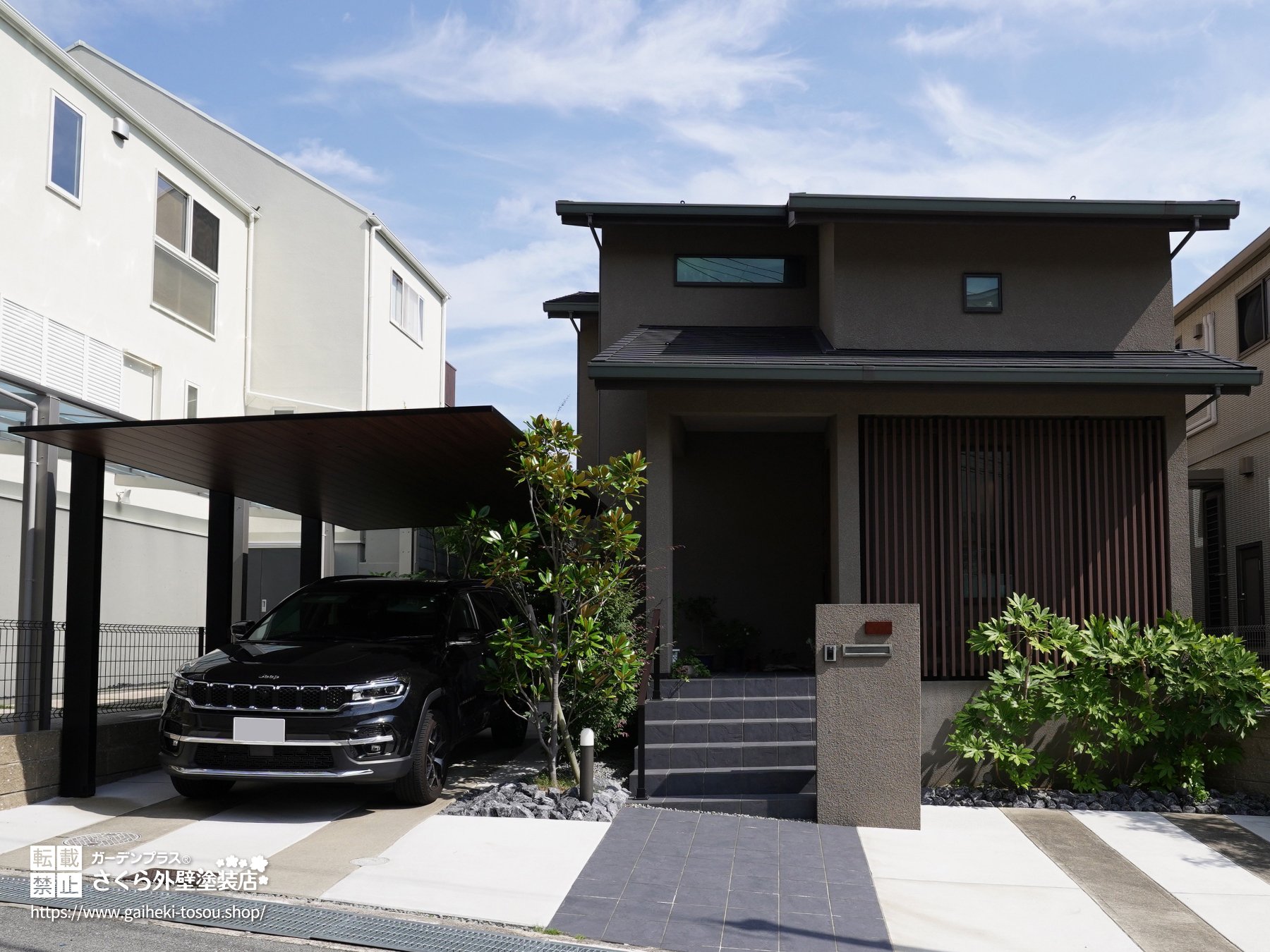 和の雰囲気を感じる深いグリーンのモルタル外壁の住宅