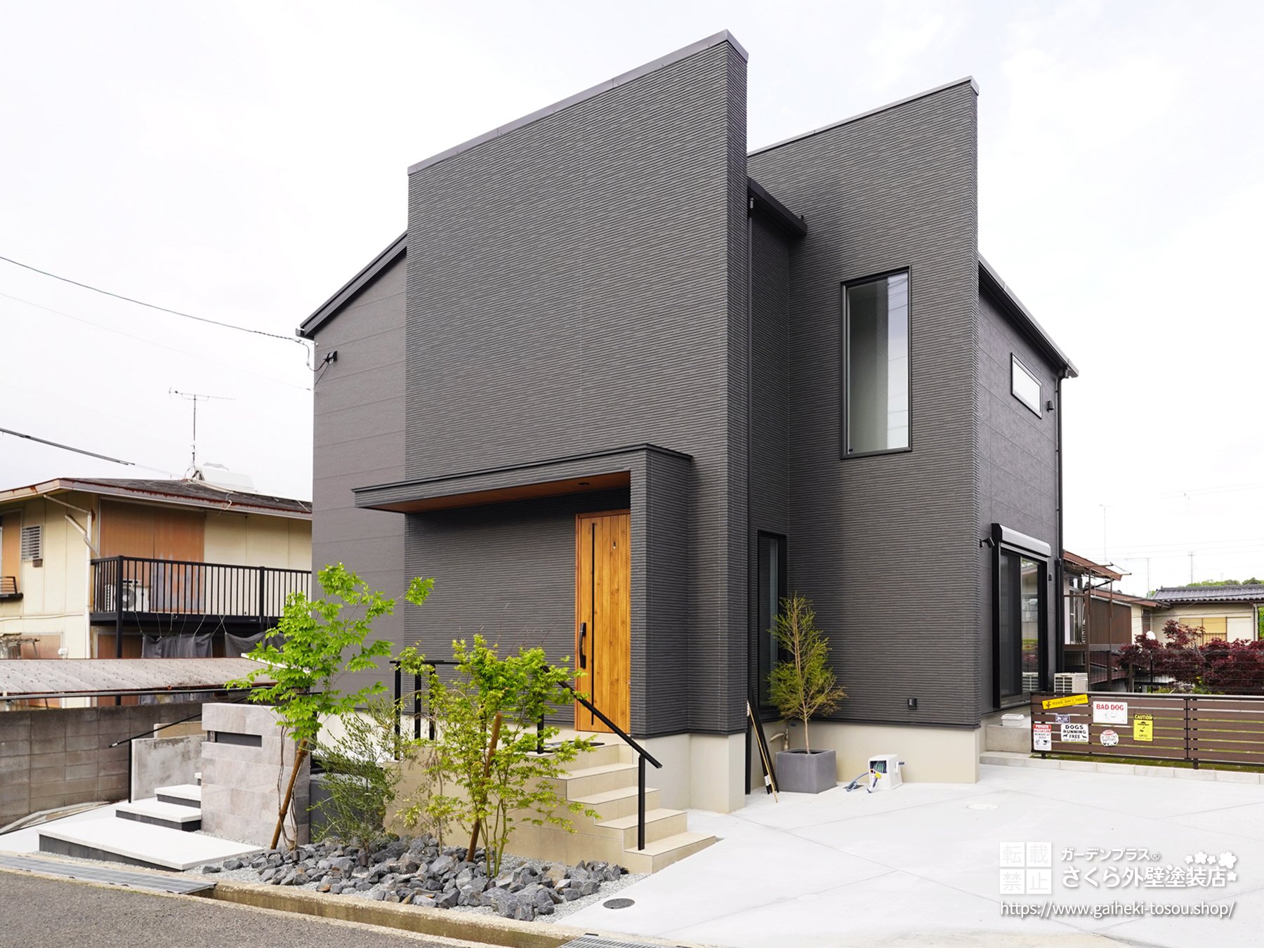 グレーのツートン外壁のモダンな住宅