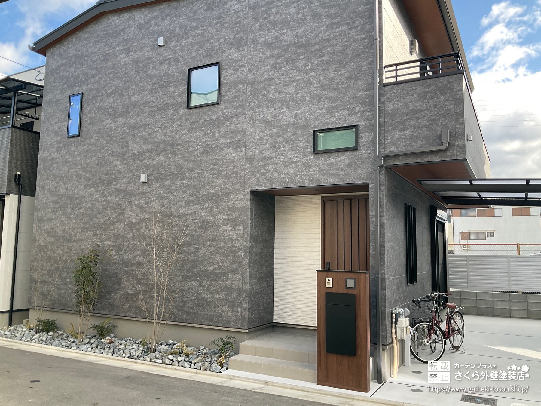 木調との組み合わせがおしゃれなグレーのツートン外壁