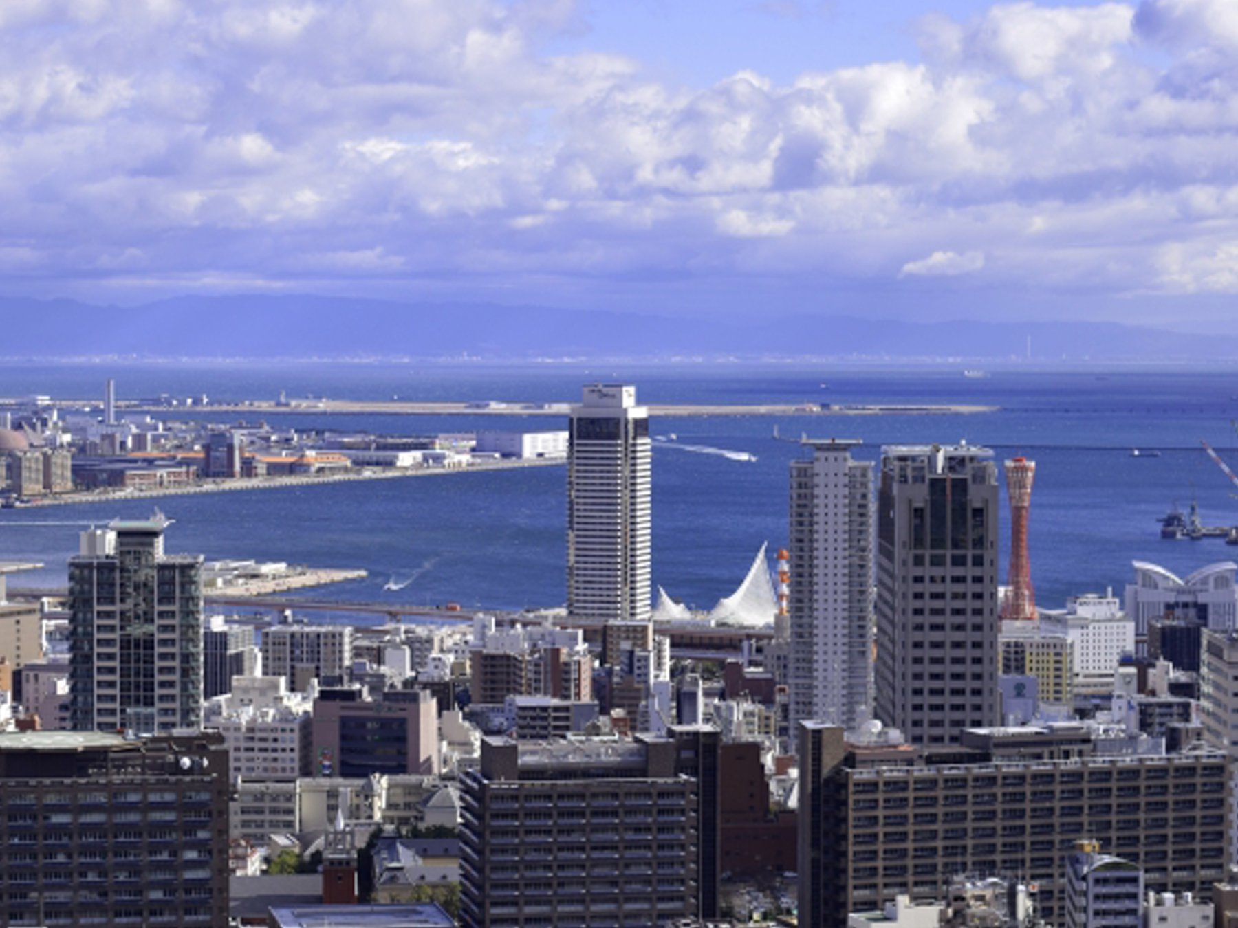 ポートタワーと海が見える神戸市の景色