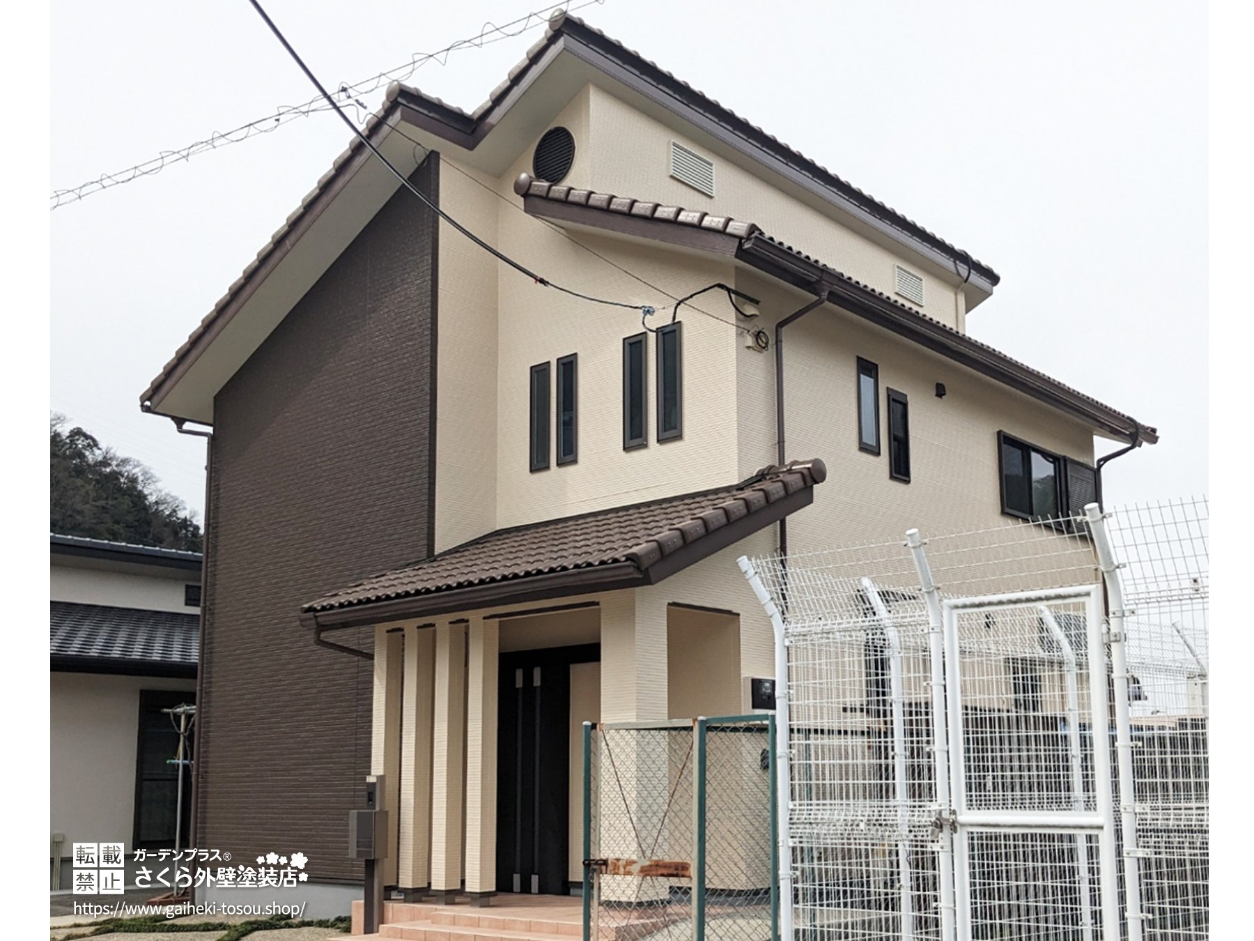 ベージュ×ブラウンのツートンカラーの家