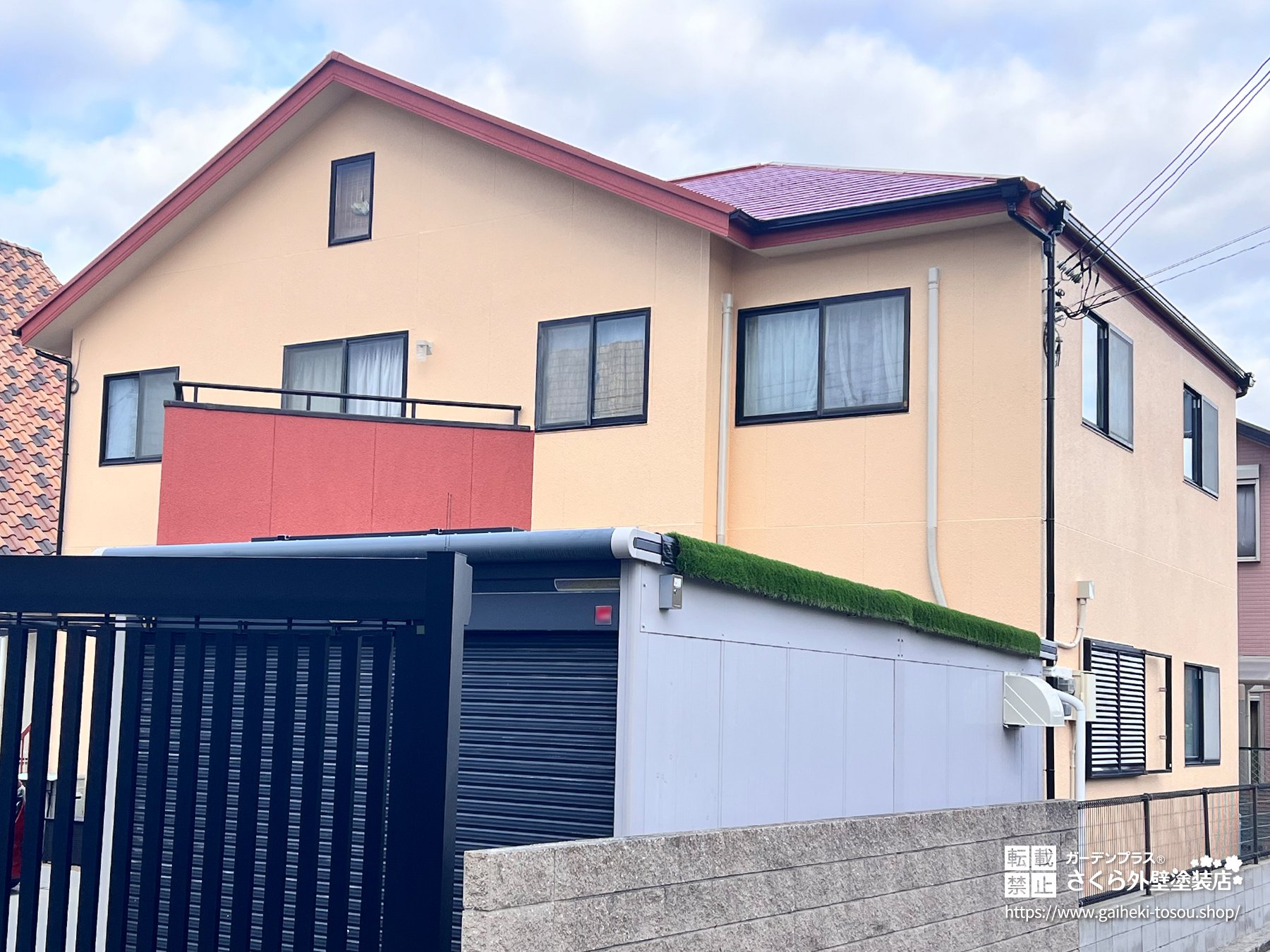 赤い屋根が印象的な戸建て住宅
