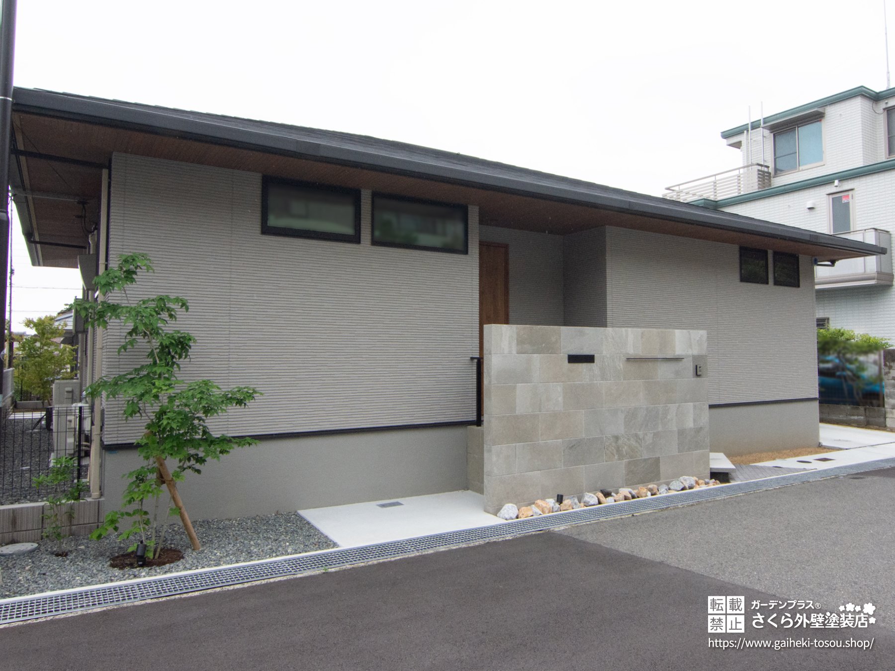 ライトグレーの外壁がおしゃれな平屋