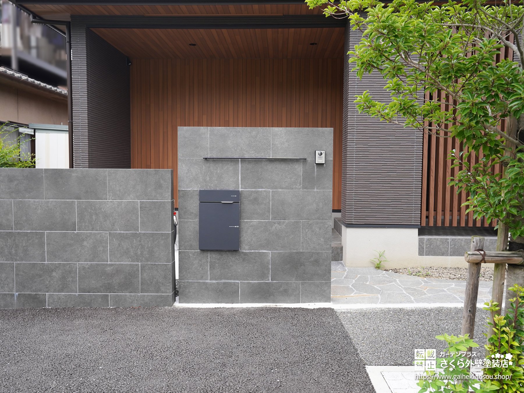 チャコールグレー×濃い木目の外壁に映える植栽