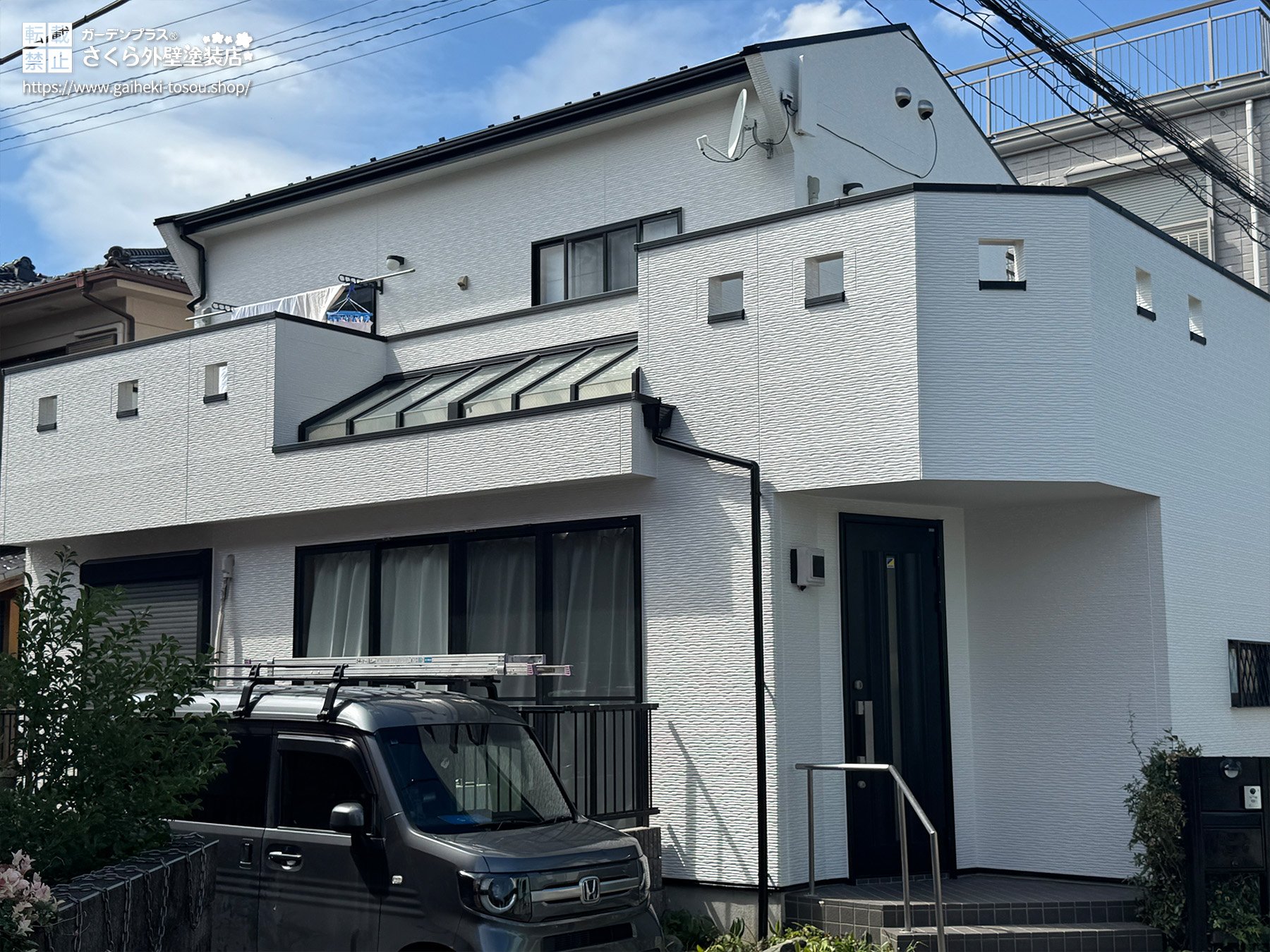外壁と屋根の塗装を行った白い家