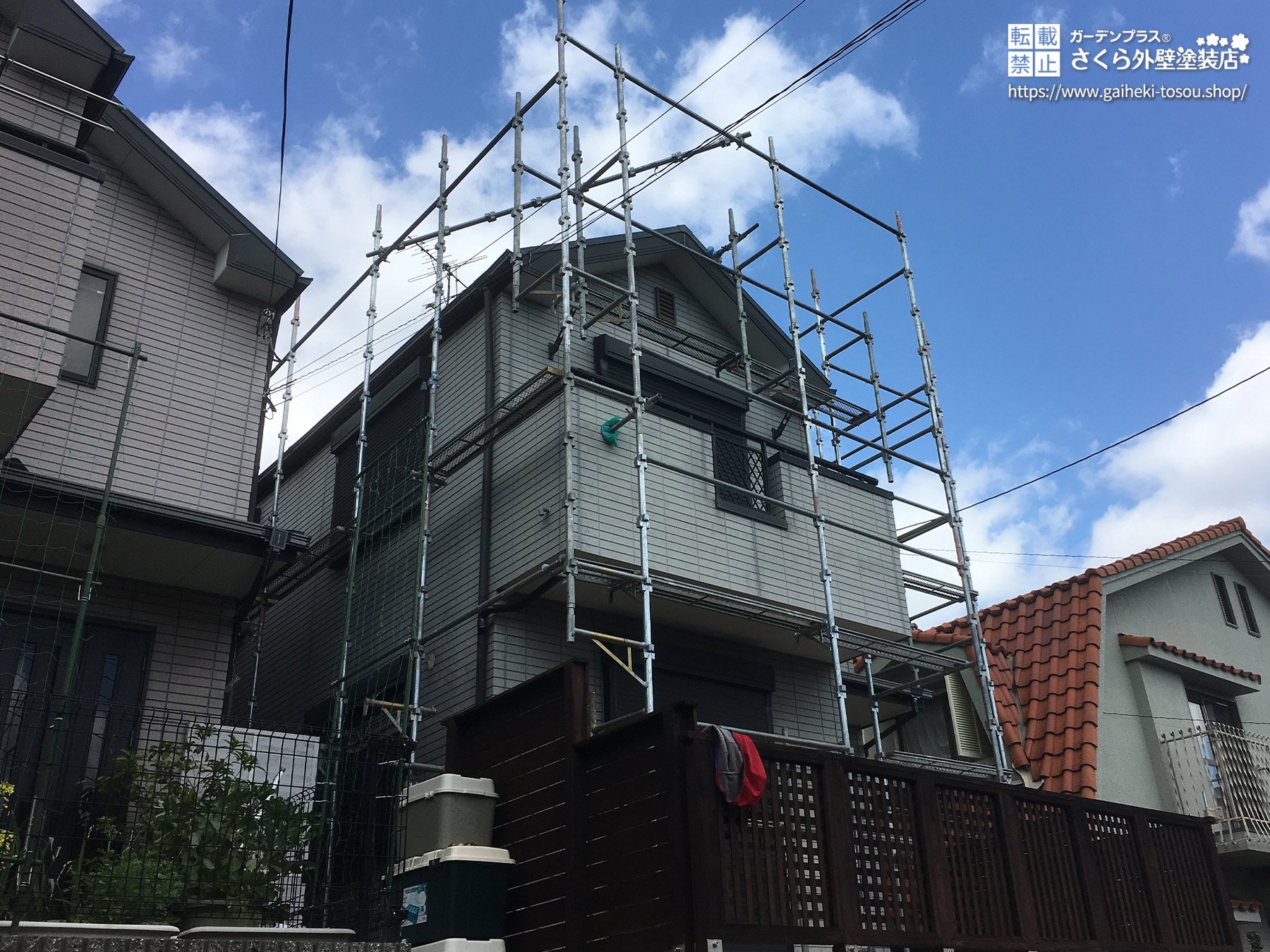 足場を設置した家