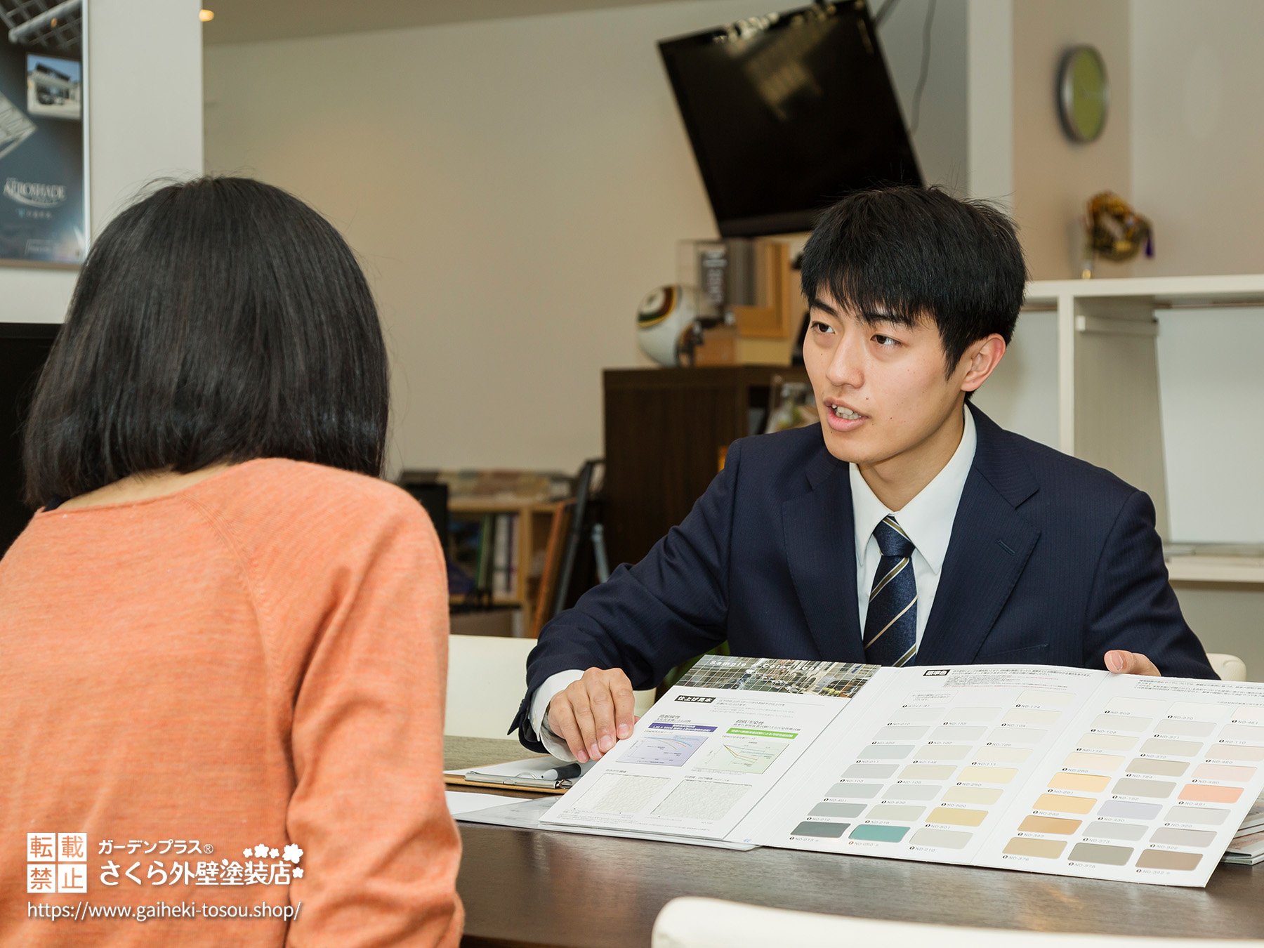 色の説明をするさくら外壁塗装店のスタッフ