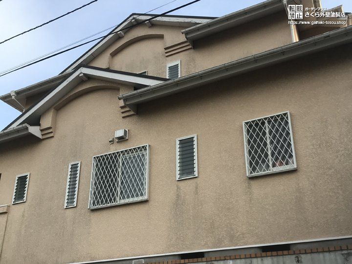 弾性塗料で雨水を防ぐベージュカラーの外壁塗装 さくら外壁塗装店 外壁塗装リフォーム工事専門店