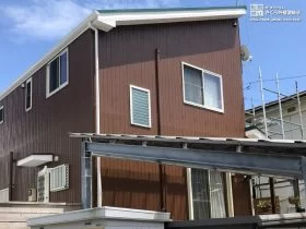 No.119 軒や破風板の白いラインがモダンなシルエットを引き立てる外壁塗装