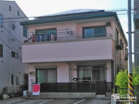 軒天も合わせて塗り替えたさくらピンクの外壁塗装