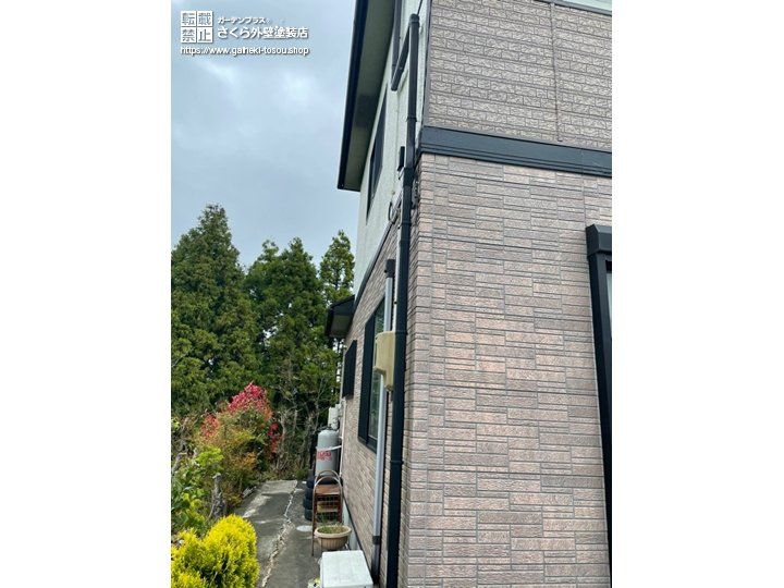 優しい風合いのレンガ調サイディングであしらったベランダ袖壁塗装 さくら外壁塗装店 外壁塗装リフォーム工事専門店