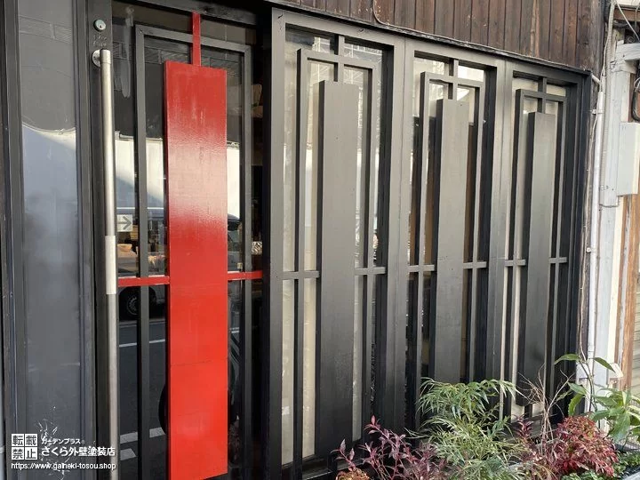 No.187 真っ赤なアクセントカラーが印象的なお食事処の玄関ドア補修塗装