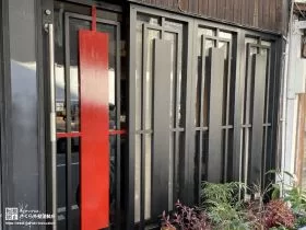 No.187 真っ赤なアクセントカラーが印象的なお食事処の玄関ドア補修塗装