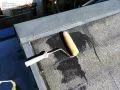 屋根塗装 [下塗り：ローラーを使って塗装していく様子]