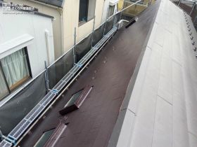 横暖ルーフSのガルバリウム鋼板を採用した屋根カバー工法工事