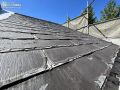 ①屋根:カバー工法前の様子 [ポロポロと屋根材が剥がれ落ちている施工前の屋根。]