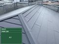 屋根カバー工法② 屋根材と断熱材を一体化させて、耐久性・断熱性に優れた「スーパーガルテクト」を使用。しっかりお住まいを守りつつ、軽量なのも特長です。[最後に棟板金を設置して完成。]