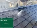 屋根塗装① 屋根と屋根の隙間が塞がってしまうと雨水が排水できなくなり、雨漏りや屋根材の腐食が起こってしまいます。こちらのお宅は、タスペーサーを挿入しました。[高圧洗浄でカビや汚れを除去。]
