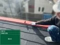 屋根塗装① 屋根と屋根の隙間が塞がってしまうと雨水が排水できなくなり、雨漏りや屋根材の腐食が起こってしまいます。こちらのお宅は、タスペーサーを挿入しました。[錆止め塗装中。]