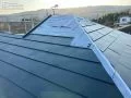 屋根カバー工法 既存のスレート屋根に上からガルバリウム鋼板を被せるカバー工法を実施。機能性だけでなく、見た目のデザイン性もアップできました。[ガルバリウム鋼板を施工]