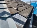 屋根カバー工法① 塗装ができない屋根材や劣化が著しく進んでいる屋根は、既存の屋根の上から新しい屋根材を取り付けるカバー工法で施工していきます。[屋根カバー工法前]