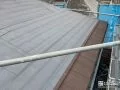 屋根カバー工法① 塗装ができない屋根材や劣化が著しく進んでいる屋根は、既存の屋根の上から新しい屋根材を取り付けるカバー工法で施工していきます。[防水シート貼り付け後]